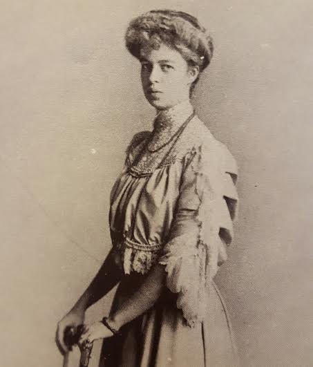 Eleanor Roosevelt as a debutante, upon returning from Europe.  (FDRL)