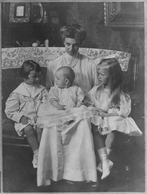 Eleanor Roosevelt as a young mother, with her children Anna, James and Franklin. (FDRL)