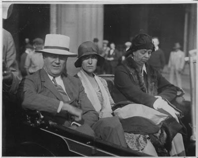 Missy LeHand, seated between the Roosevelts. (newdeal.feri.org)