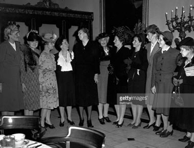 The reporters who attended Eleanor Roosevelt’s first press conferences honor her at a luncheon; many became lifelong friends. (Getty)