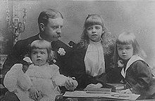 Elliott Roosevelt with his three children. (FDRL)