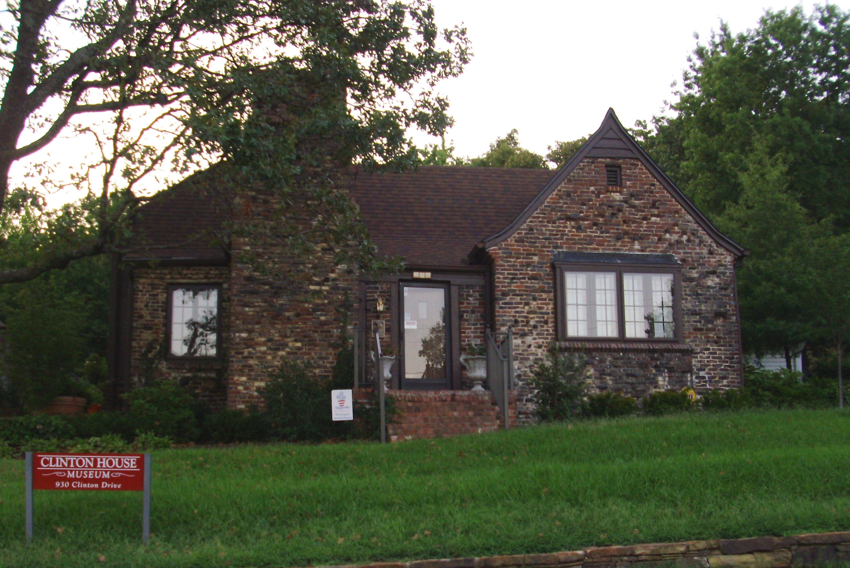 The Clinton home in Fayetteville, now a museum. (Wikipedia)