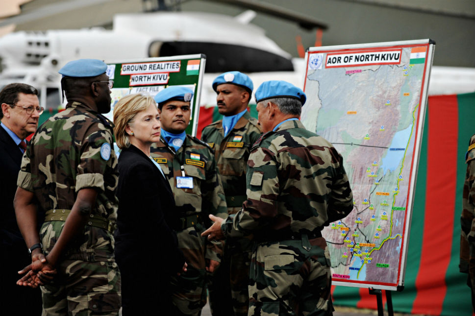 Clinton speaks with U.N. peacekeepers in Goma on Aug. 11, 2009. (Getty)