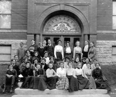Harry Truman and Bess Wallace pose with their 1901 high school graduation class. (HSTL)