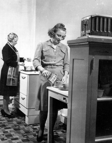 Bess Truman and her daughter Margaret cooking in their Washington apartment, early 1940s. (Life)
